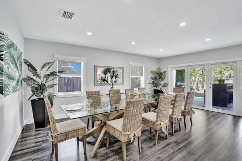 Stylish Hollywood Retreat 5br W Heated Pool