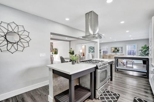 Stylish Hollywood Retreat 5br W Heated Pool