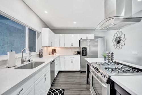 Stylish Hollywood Retreat 5br W Heated Pool