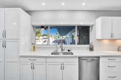 Stylish Hollywood Retreat 5br W Heated Pool