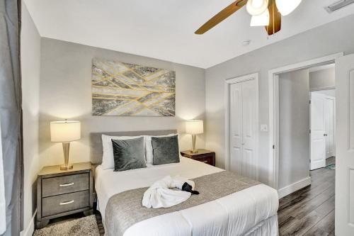 Stylish Hollywood Retreat 5br W Heated Pool