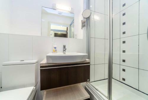 Riverside Apartment Near Hampton Court Palace