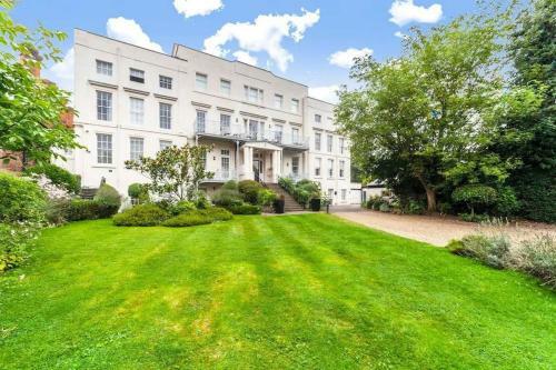 Riverside Apartment Near Hampton Court Palace