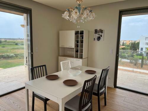 Gorgeous Apartment With Pools And Golf Court View