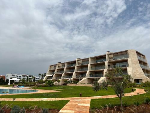 Gorgeous Apartment With Pools And Golf Court View