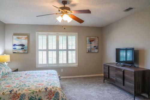 Pool House, Short Drive To Beach, Grill, Smart Tv