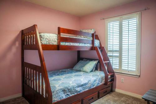Pool House, Short Drive To Beach, Grill, Smart Tv