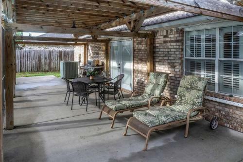 Pool House, Short Drive To Beach, Grill, Smart Tv