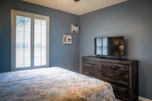 Pool House, Short Drive To Beach, Grill, Smart Tv