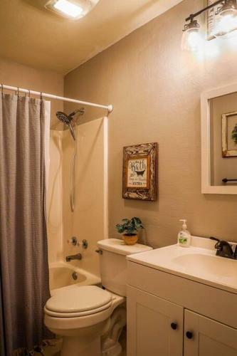 Pool House, Short Drive To Beach, Grill, Smart Tv