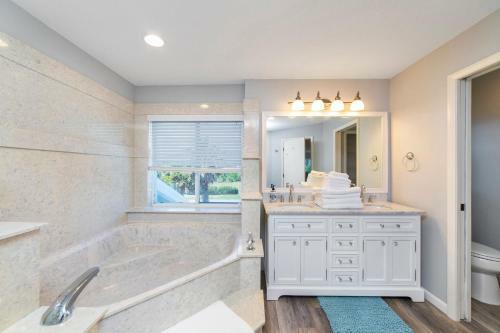 Luxury Ocean Blue Beach House- 3 Bed Room Dog Friendly