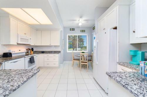 Luxury Ocean Blue Beach House- 3 Bed Room Dog Friendly