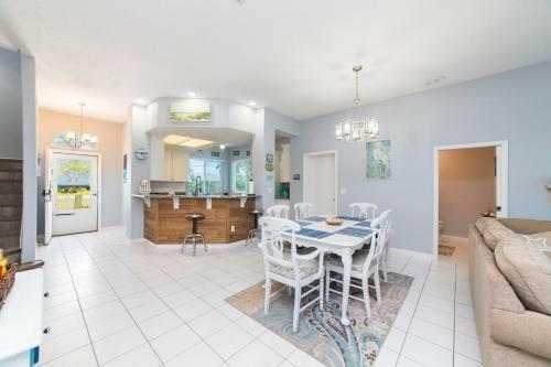 Luxury Ocean Blue Beach House- 3 Bed Room Dog Friendly