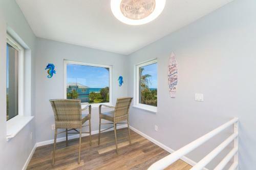Luxury Ocean Blue Beach House- 3 Bed Room Dog Friendly