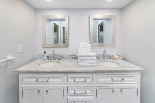 Luxury Ocean Blue Beach House- 3 Bed Room Dog Friendly