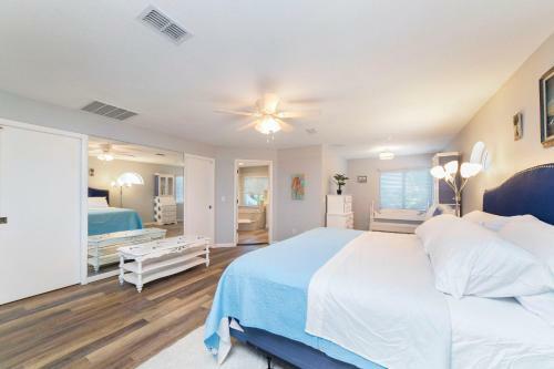 Luxury Ocean Blue Beach House- 3 Bed Room Dog Friendly