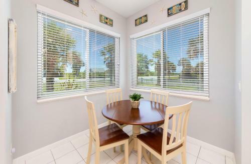 Luxury Ocean Blue Beach House- 3 Bed Room Dog Friendly