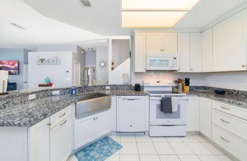 Luxury Ocean Blue Beach House- 3 Bed Room Dog Friendly