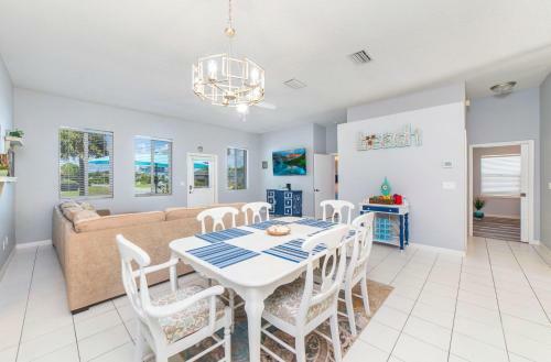 Luxury Ocean Blue Beach House- 3 Bed Room Dog Friendly