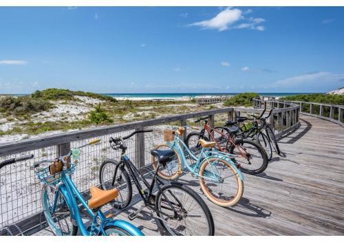 Paradise Found Steps From Pool And Private Beach Access! 6 Bikes 6 Seat Golf Cart!