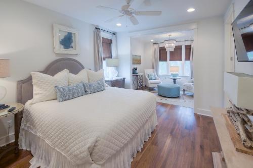 Paradise Found Steps From Pool And Private Beach Access! 6 Bikes 6 Seat Golf Cart!