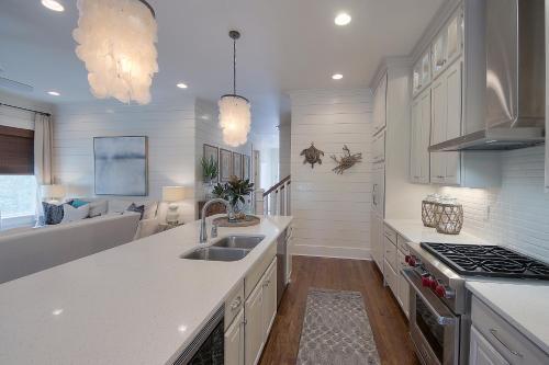 Paradise Found Steps From Pool And Private Beach Access! 6 Bikes 6 Seat Golf Cart!