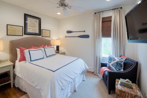 Paradise Found Steps From Pool And Private Beach Access! 6 Bikes 6 Seat Golf Cart!