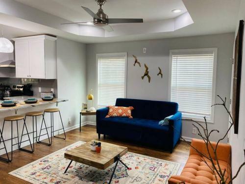 Cheerful 3bd/2ba Home W/parking, 20 Mins To Dwtn
