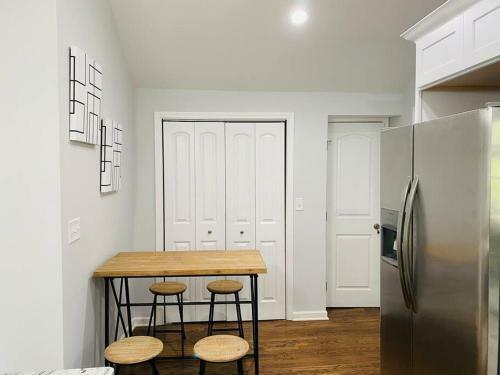 Cheerful 3bd/2ba Home W/parking, 20 Mins To Dwtn