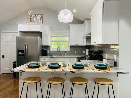 Cheerful 3bd/2ba Home W/parking, 20 Mins To Dwtn