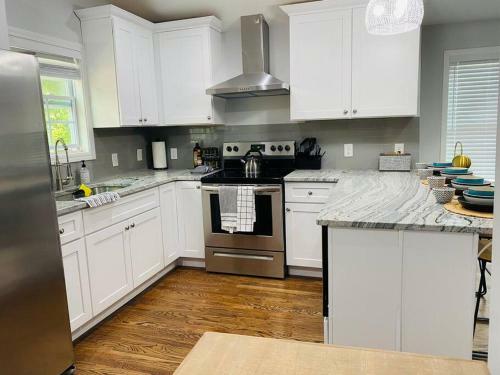 Cheerful 3bd/2ba Home W/parking, 20 Mins To Dwtn