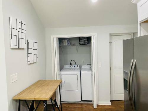 Cheerful 3bd/2ba Home W/parking, 20 Mins To Dwtn