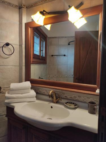 Villa Cozy Blue Stone House With A Great Sea View.