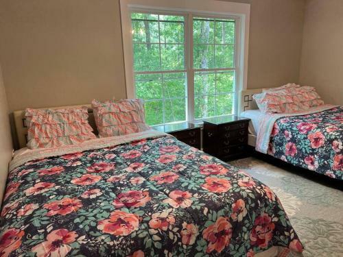 New Riverfront 3 Bedroom Cabin Near Jackson Lake