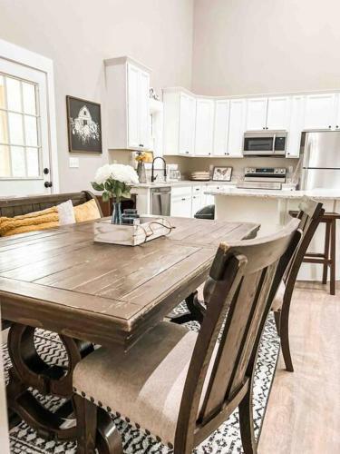 New Riverfront 3 Bedroom Cabin Near Jackson Lake