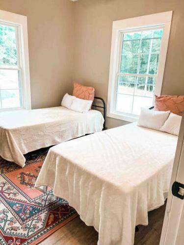 New Riverfront 3 Bedroom Cabin Near Jackson Lake