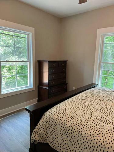New Riverfront 3 Bedroom Cabin Near Jackson Lake