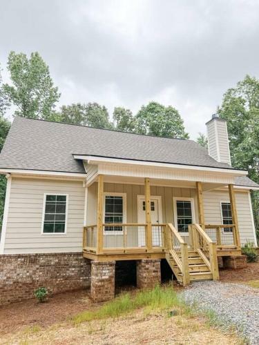 New Riverfront 3 Bedroom Cabin Near Jackson Lake