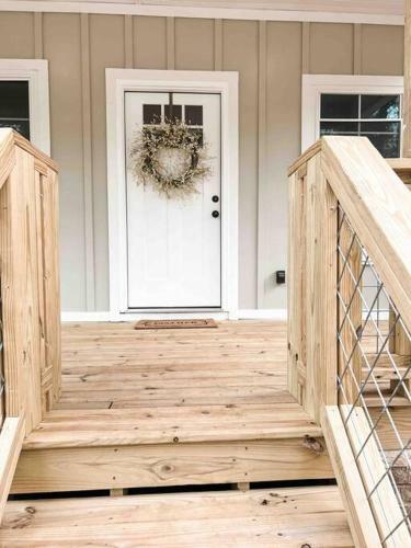 New Riverfront 3 Bedroom Cabin Near Jackson Lake