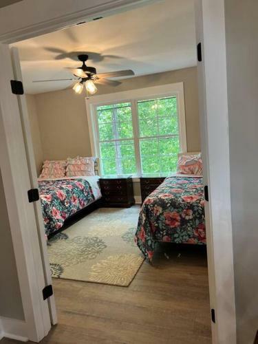 New Riverfront 3 Bedroom Cabin Near Jackson Lake