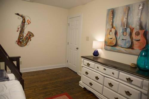 Forsyth Park 2 Miles Away Contemporary Retreat!