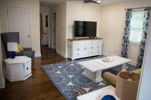 Forsyth Park 2 Miles Away Contemporary Retreat!