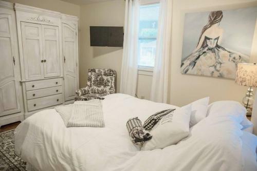 Forsyth Park 2 Miles Away Contemporary Retreat!