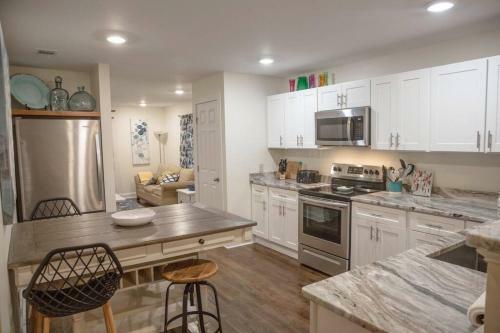Forsyth Park 2 Miles Away Contemporary Retreat!