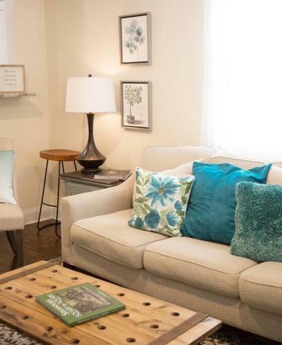 Forsyth Park 2 Miles Away Contemporary Retreat!