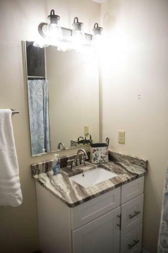 Forsyth Park 2 Miles Away Contemporary Retreat!