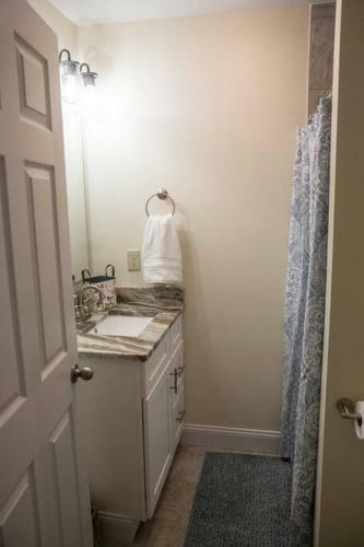 Forsyth Park 2 Miles Away Contemporary Retreat!