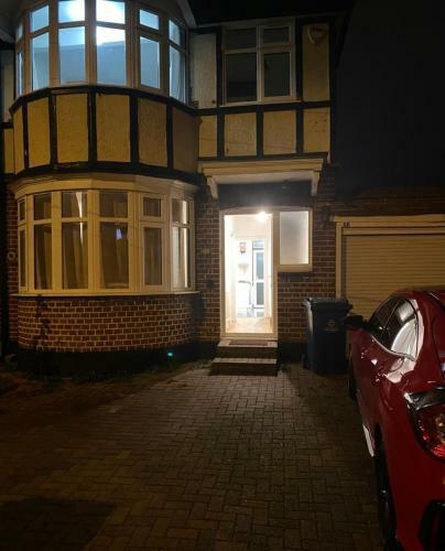 Apartamento Cosy Relaxing 4 Bed Home With 2 Parking Space