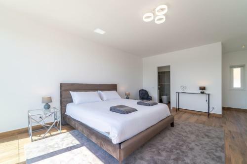 Arrifana Lake House // Premium Views