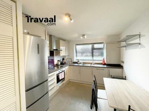 Travaal.�om - 2 Bed Serviced Apartment Farnborough